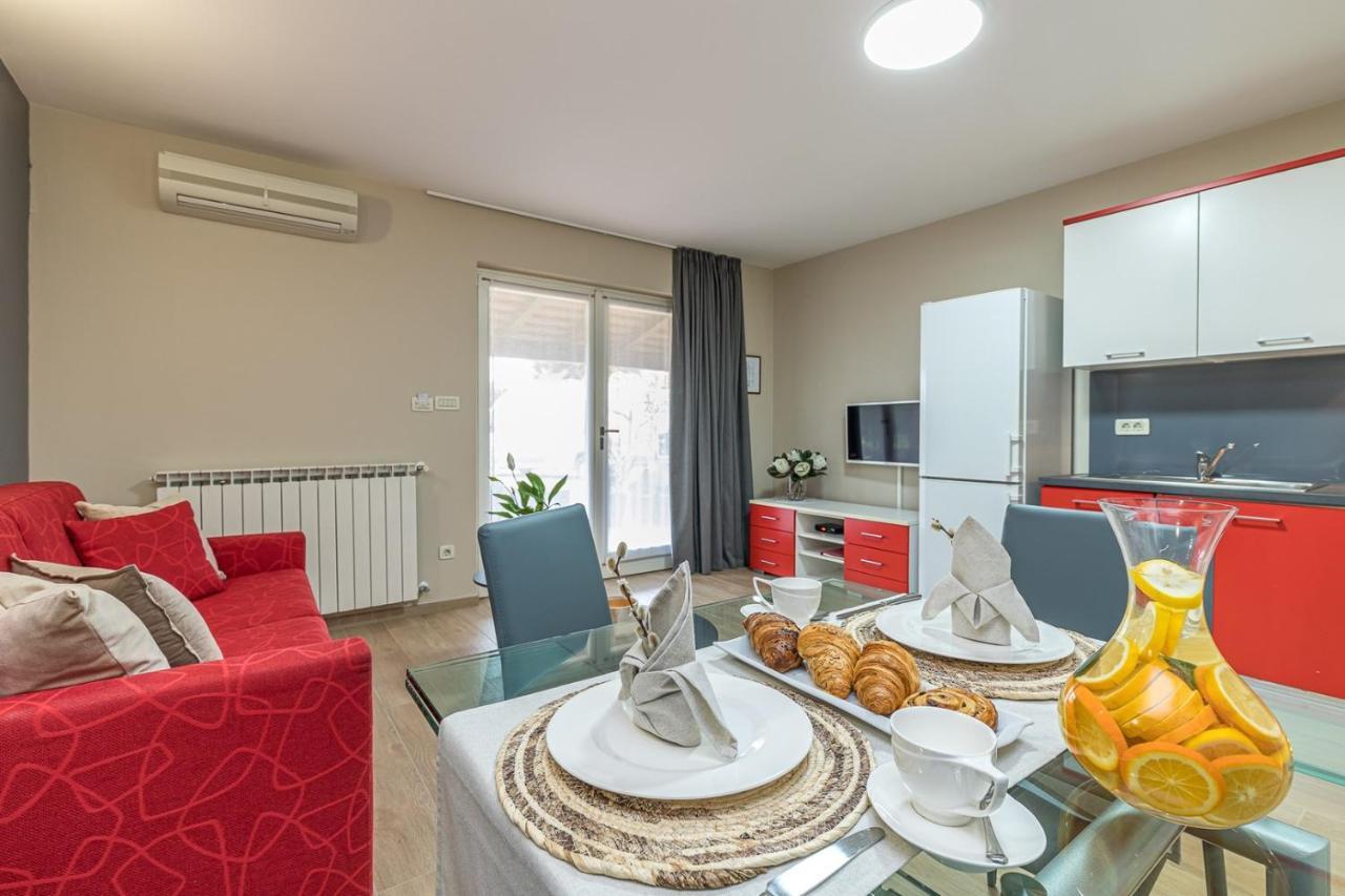 Apartment Complex Irena With Pool بوريتش المظهر الخارجي الصورة