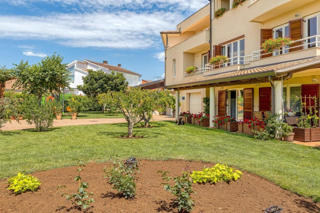 Apartment Complex Irena With Pool بوريتش المظهر الخارجي الصورة