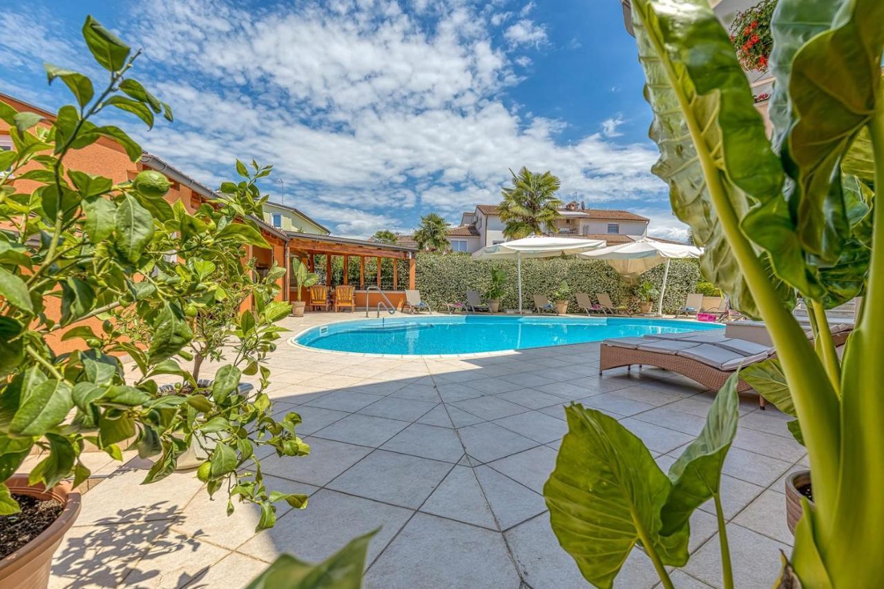 Apartment Complex Irena With Pool بوريتش المظهر الخارجي الصورة